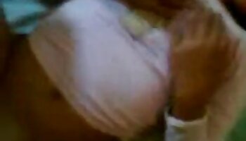 L'agile ginnasta si spoglia nuda aprendo quella scatola del cazzo ben video trans mature rasata