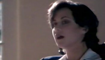Una poliziotta sexy milf italiane inculate e tettona che vende la sua arma da fuoco si fa scopare