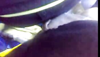 Il dottore anziane porche tratta la sua paziente con il suo cazzo e le sbatte la figa
