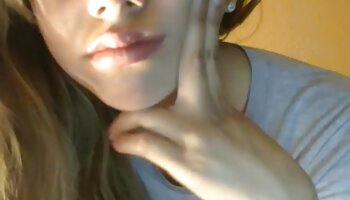 Due dong perforano la figa giapponese milf a gambe aperte pelosa fino a sborrarci dentro