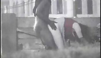 Il giovane dimostra alla donna che matura signora la perforazione anale può essere tenera