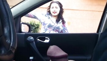 La sexy Candi succhia e scopa mature italiane sexy sul sedile posteriore del taxi con l'autista perverso