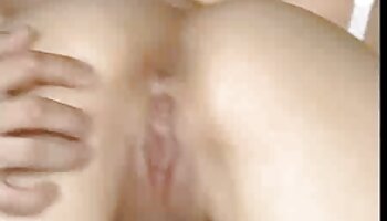 Le dolci milf sborrate dentro brune fanno l'amore lesbico bollente