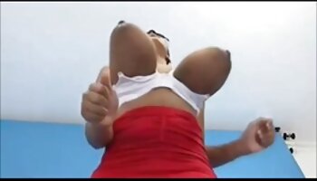 L'adolescente scozzese Claire sega donne mature sexi con la mano e sborrata facciale flusso di sperma