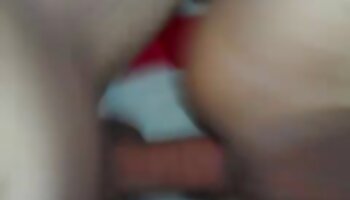 Facendo squirtare una teenager porche mature amatoriali asiatica su un bagno pubblico