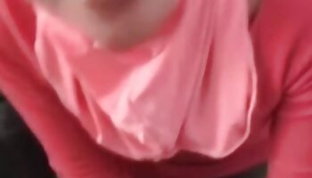 Bionda con le tette piccole succhia porno milf gratis il suo capo in POV