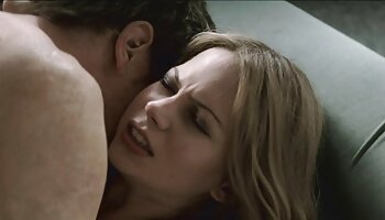 Cougar condivide l'esperienza con solo porno milf la figliastra e il suo fidanzato